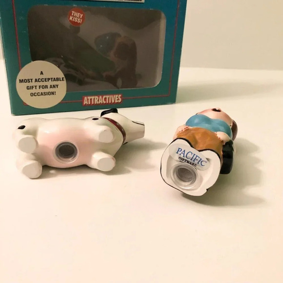 Attractives Magnetic Salt and Pepper Shakers A Lady And A  Tramp Dog - Picture 10 of 15